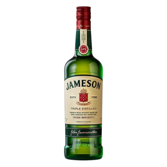 Icónica botella verde de Jameson Irish Whiskey de 700 ml con su etiqueta crema y granate tradicional, destacando su sello de triple destilación.